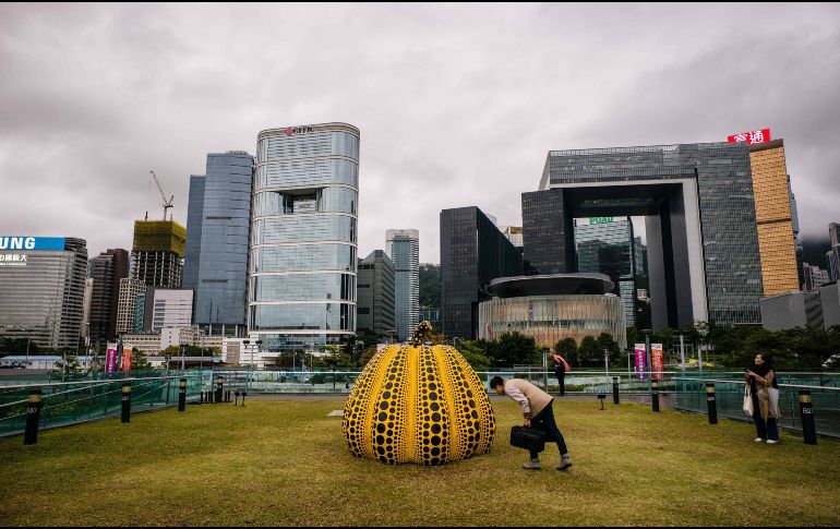 Visitantes observan una obra de la japonesa Yayoi Kusama en el parque de esculturas en Hong Kong, China. AFP/A. Wallace