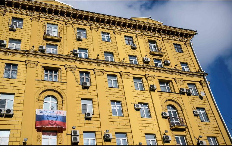 Una bandera con la imagen del presidente ruso Vladimir Putin ondea en un balcón de un edificio de departamentos en Moscú. Los ciudadanos rusos elegirán presidente el próximo 18 de marzo y Putin es el favorito para ganar. AFP/A. Nemenov