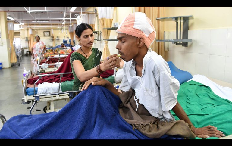 El paciente ya recuperó el conocimiento y se encuentra en buen estado, indicaron los cirujanos del hospital. Pal se ve hoy en el centro médico de Bombay con su esposa Manju. AFP/I. Mukherjee