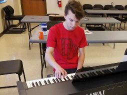 En el caso del piano la mano izquierda toca en clave fa, mientras la derecha ejecuta en clave de sol, haciendo que las prolongaciones neuronales se regeneren. AP/ARCHIVO