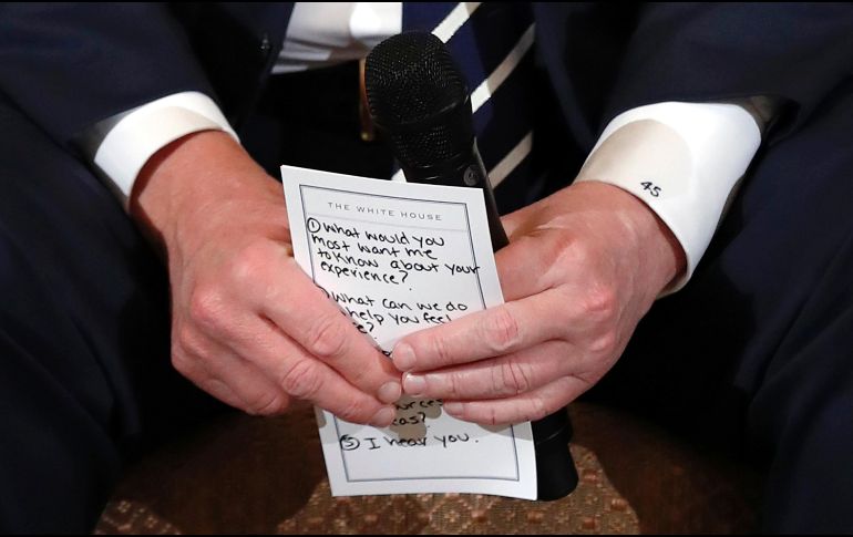 Un acercamiento a las notas en papel membretado de la Casa Blanca.