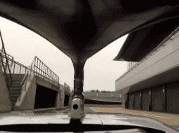 Se aprecia la visión que tienen los conductores con el ''halo'' colocado al frente para protegerlos en caso de una colisión, pero donde la reducción de la visibilidad es notable. TWITTER / @MercedesAMGF1