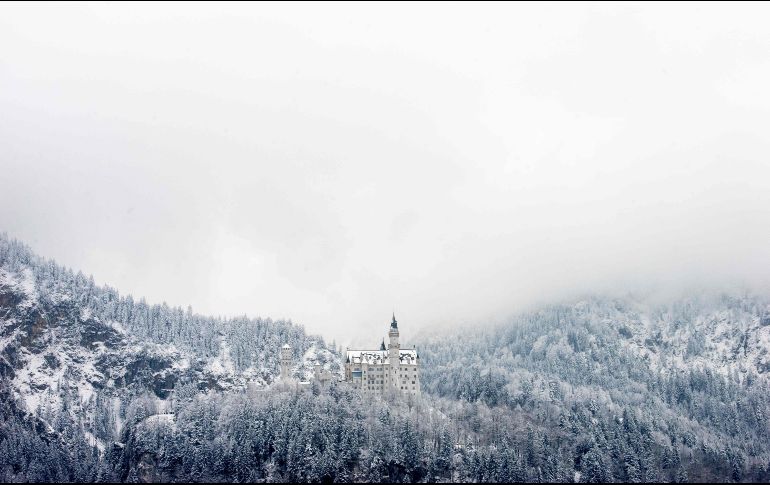 Un bosque cubierto de nieve rodea el castillo Neuschwanstein, ubicado en la población alemana de Hohenschwangau. AFP/DPA/J. Güttler