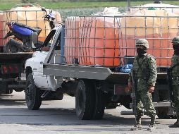 En una segunda acción, los Agentes Federales y la Policía Naval aseguraron 900 litros de hidrocarburo contenido en 48 bidones de plástico. SUN / ARCHIVO