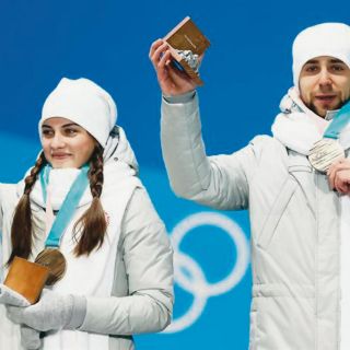 Regresan su medalla y abandonan la sede olímpica