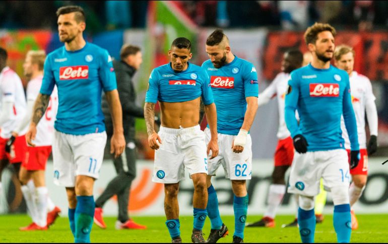 Con tristeza, los jugadores del Napoli se despiden de la Europa League. AFP/R. Michael