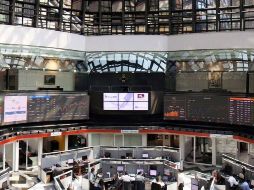 En el mercado accionario local se opera un volumen de 1.8 millones de títulos por un importe económico de 61.3 millones de peso en el que participan 70 emisoras. FACEBOOK / Bolsa Mexicana de Valores