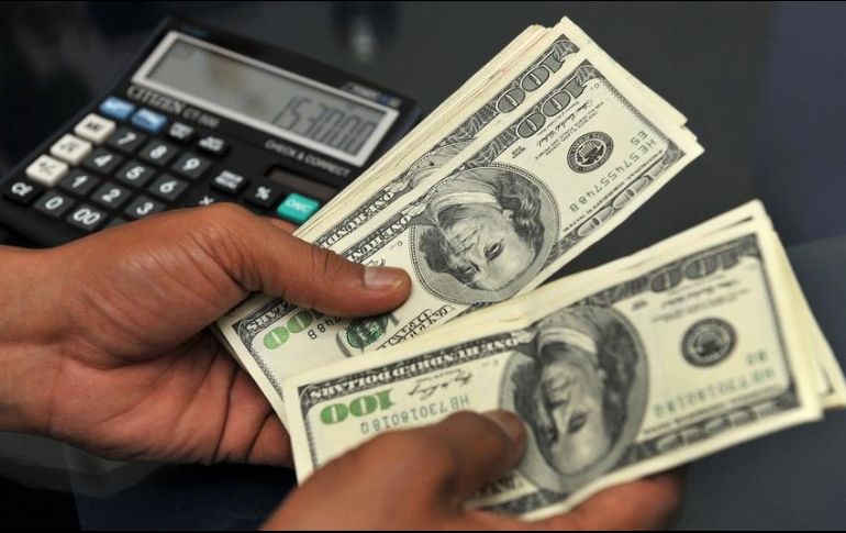 El Banxico fijó en 18.7148 pesos el tipo de cambio para solventar obligaciones denominadas en moneda extranjera. AFP / ARCHIVO