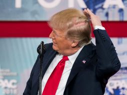 El peinado de Trump ha sido durante mucho tiempo objeto de comentarios por su elaborado jopo, pero también por sus matices cambiantes, a veces tirando hacia el naranja. EFE / J. Lo Scalzo