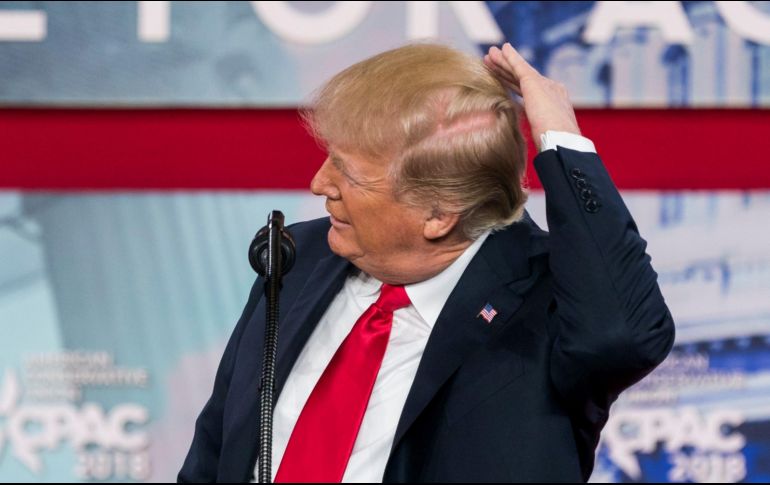 El peinado de Trump ha sido durante mucho tiempo objeto de comentarios por su elaborado jopo, pero también por sus matices cambiantes, a veces tirando hacia el naranja. EFE / J. Lo Scalzo