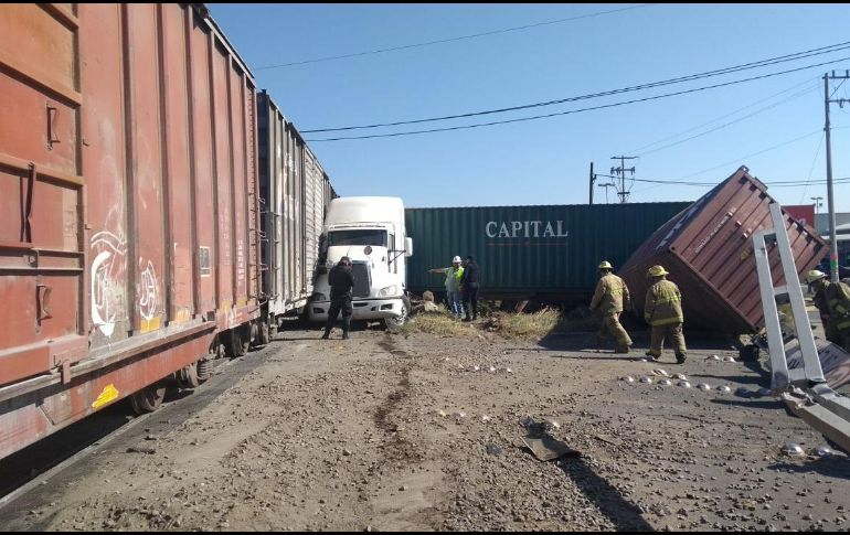 Las autoridades informaron que el conductor del tráiler intentó ganarle el paso al tren por lo que se impactó contra los vagones. ESPECIAL/UEPCBJ