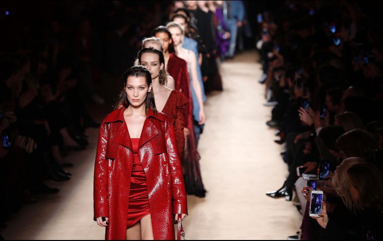 Bella Hadid (c) lidera a otras modelos en la pasarela de la colección otoño/invierno de Roberto Cavalli, durante la Semana de la Moda de Milán. AP/A. Calanni