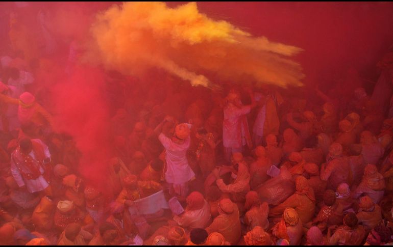 Hindúes arrojan polvo de colores en una celebración del 