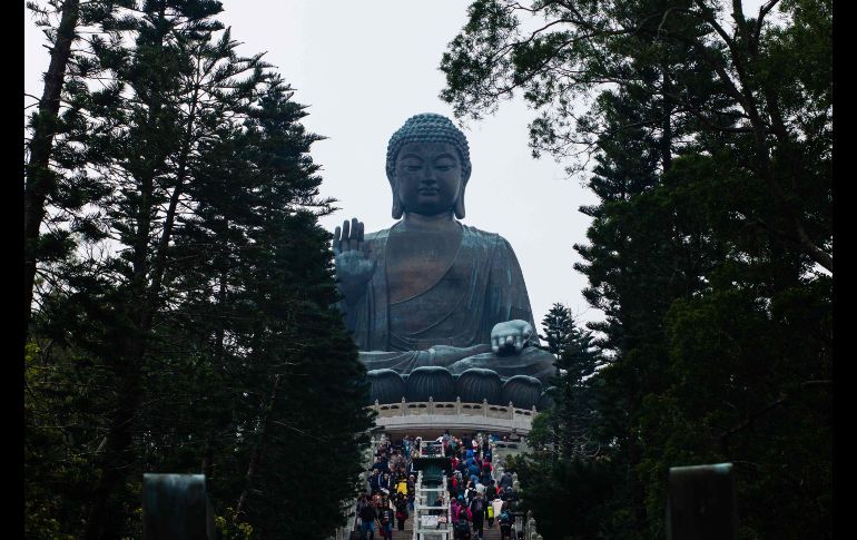 Visitantes se dirigen al Gran Buda en la isla Lantau de Hong Kong. AFP/A. Wallace