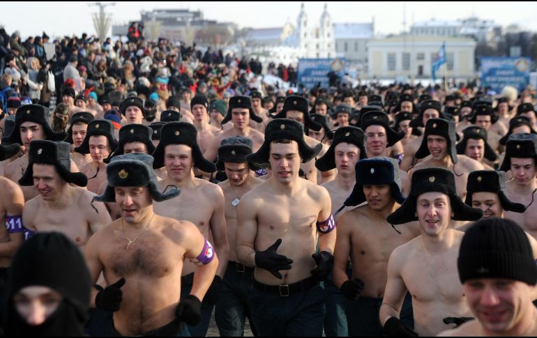Participantes corren en la Carrera de Hombres Reales en Minsk, en ocasión del aniversario del Ejército bielorruso. AFP/Sputnik/S. Gapon