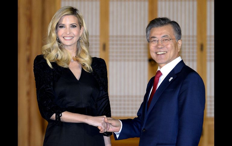 El presidente sudcoreano  Moon Jae-In saluda a Ivanka Trump, consejera de su padre y presidente de EU, Donald Trump, en una reunión en la Casa Azul de Seúl, Corea del Sur. Ivanka asistirá a la clausura de los Juegos Olímpicos de Pyeongchang. AFP/M. Kim
