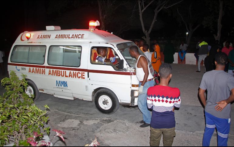 Las ambulancias y los servicios de rescate siguen trabajando para socorrer a las víctimas. AP/ F. Abdi