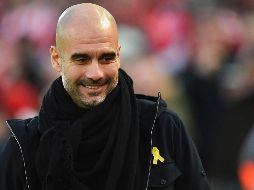 Guardiola lleva el lazo a todos los partidos y conferencias de prensa desde finales del año pasado. AFP/ARCHIVO