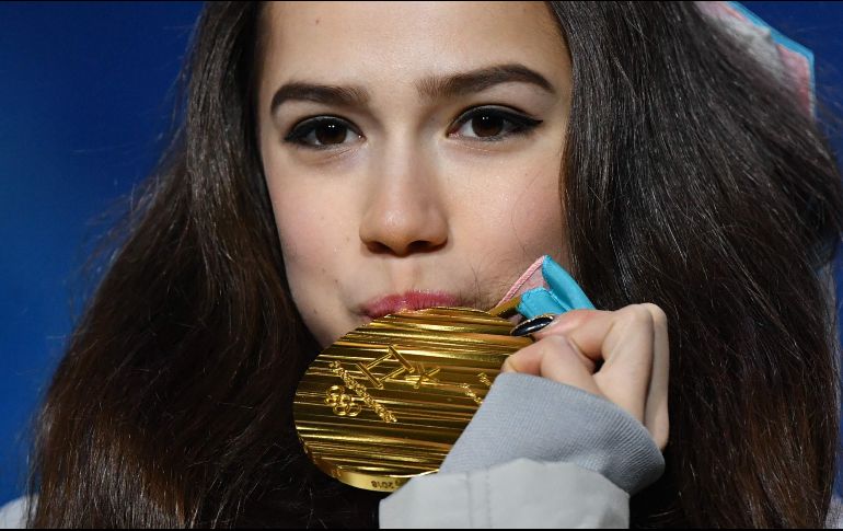 La quinceañera con su medalla de oro en la ceremonia de premiación. AFP/D. Dilkfoff