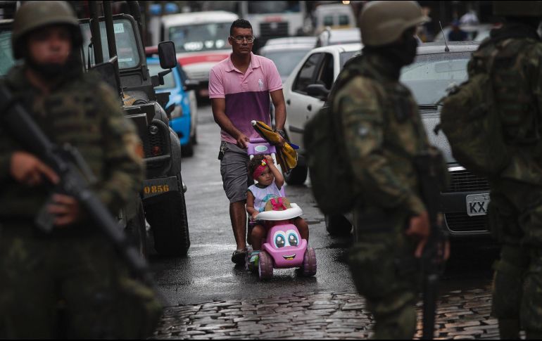 Militares participan en un operativo de seguridad en Río de Janeiro, Brasil. Unos tres mil 200 militares de las Fuerzas Armadas volvieron a salir a las calles en una operación contra el crimen organizado. EFE/ A. Lacerd