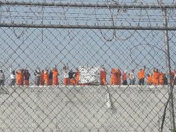 Internas colocaron mantas en diversos puntos del penal de Topo Chico. TWITTER / @mirellasiga19