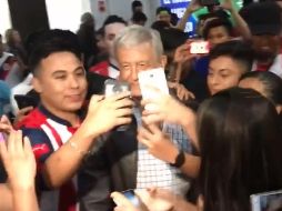 La llegada de López Obrador causó revuelo entre la afición de Chivas que estaba presente en la Terminal 2 del AICM. TWITTER