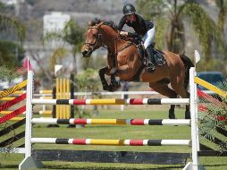 A lomos de “Chiripa LS”, Montserrat Moragrega se llevó la moña verde al primer sitio en la prueba libre con obstáculos a 1.30 metros de altura. EL INFORMADOR/F. Atilano