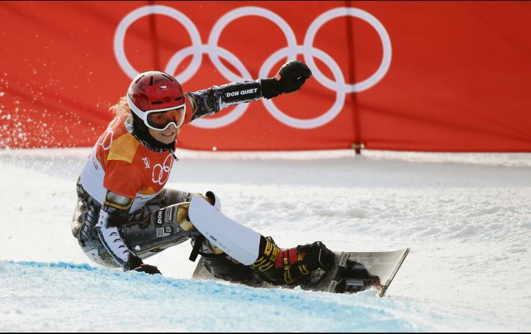 La checa Ester Ledecka se convirtió en la primera mujer en ganar dos oros en pruebas diferentes dentro de una misma edición de los Olímpicos de Invierno. AFP