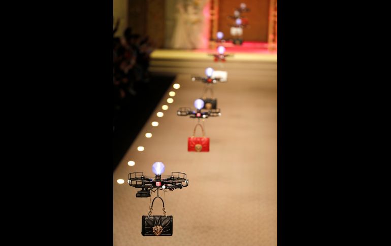 Drones cargan bolsas en la presentación de la colección otoño/invierno de Dolce & Gabbana en Milán, en el marco de la Semana de la Moda. AP/A. Calanni