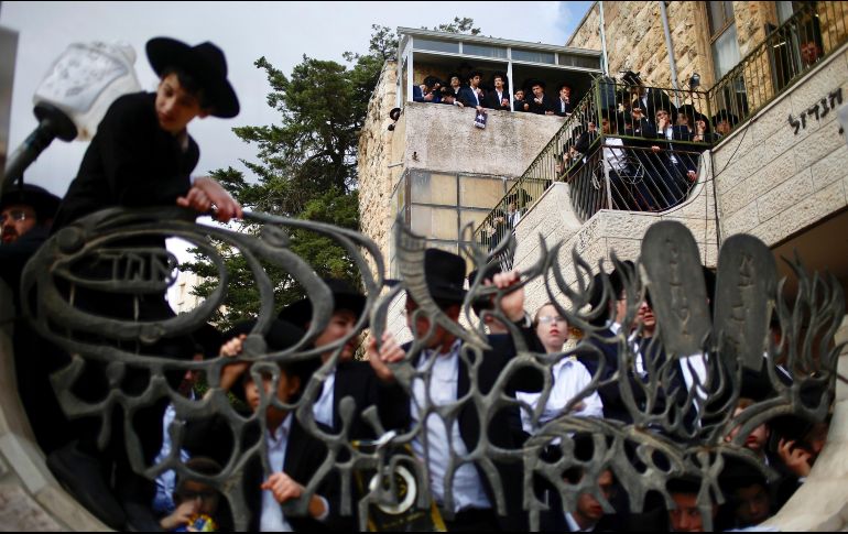 Decenas de miles de judíos ultraortodoxos asistieron en Jerusalén al funeral del influyente rabino Shmuel Auerbachen, fallecido el sábado a la edad de 86 años. AP/A. Schalit