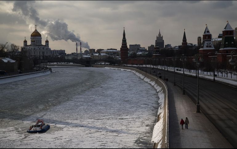 El río Moskva lleva hielo en Moscú. Las temperaturas en la capital rusa van de los -15 a los -25 grados centígrados. AP/A. Zemlianichenko)