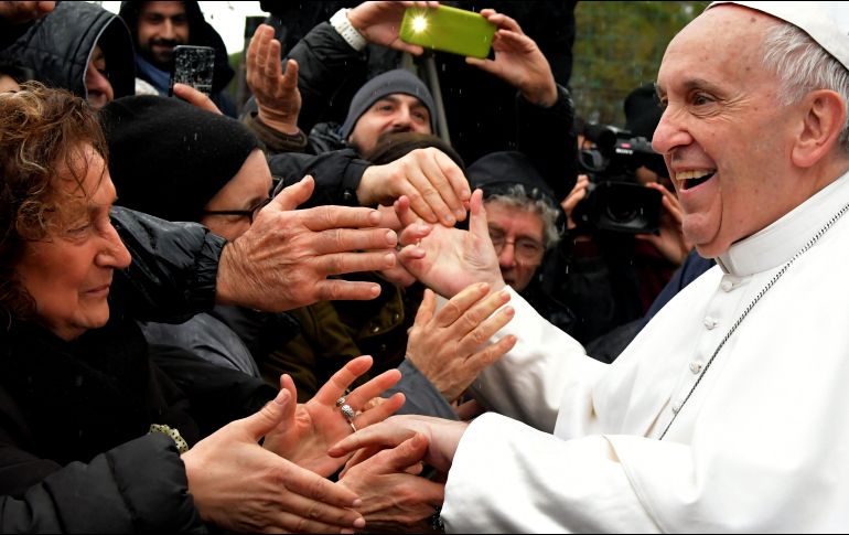 El Papa Francisco saluda a fieles a su llegada a una visita pastoral a un templo en las afueras de Roma. AFP/T. Fabi