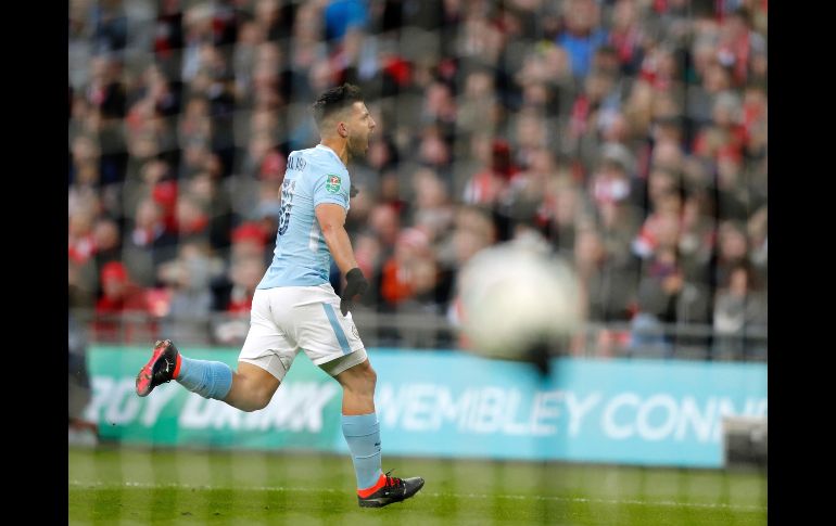 Sergio Agüero, del Manchester City, festeja su gol ante el Arsenal, en partido de la Copa de la Liga inglesa en Londres. AP/F. Augstein