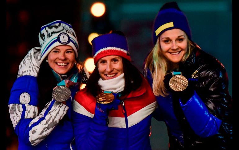 En la ceremonia se entregaron las medallas de la prueba de 30 kilómetros femenil estilo clásico. La noruega Marit Bjoergen (c), con el oro, la finlandesa Kristina Parmakoski (i), plata, y la sueca Stina Nilssson, bronce. AFP/M. Bernetti