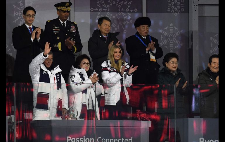 Ivanka Trump (frente al centro), la hija y consejera del presidente de Estados Unidos, Donald Trump; el general norcoreano Kim Yong Chol (atrás a la d) y el presidente de Corea del Sur, Moon Jae-in (i). AFP/W. Zhao