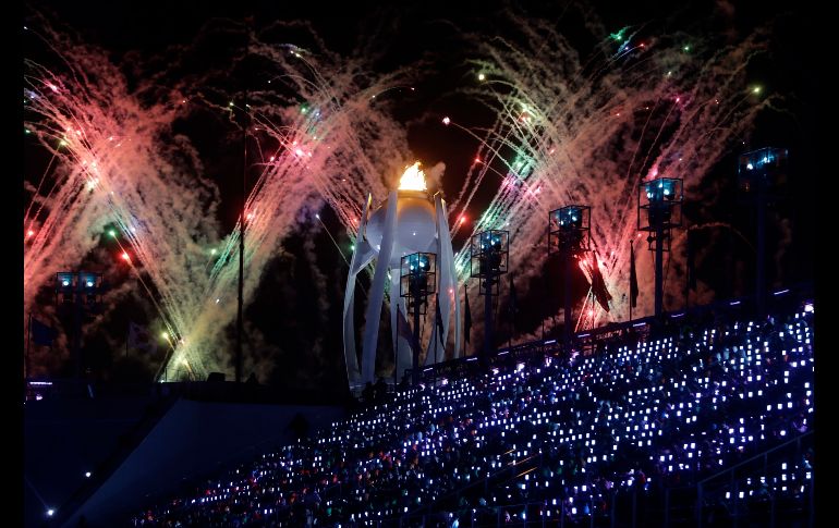 Fuegos artificiales enmarcan la ceremonia de clausura de los Juegos Olímpicos de Invieron en Pyeongchang, Corea del Sur. AP/M- Probst