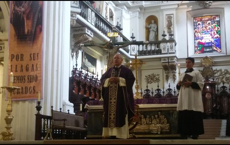 Después de su misa dominical el cardenal habló sobre los problemas de inseguridad que enfrentan los ciudadanos en Jalisco. EL INFORMADOR/R. BOBADILLA
