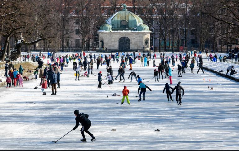 El canal congelado en el Palacio Nymphenburg de Munich, Alemania, sirve de escenario improvisado para jugar hockey. AFP/DPA/M. Balk