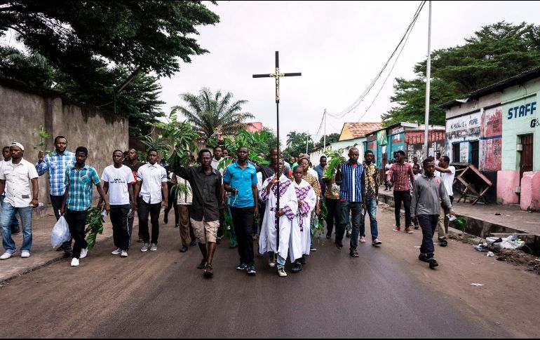 Fieles católicos marchan en Kinshasa para exigir la renuncia del presidente de la República Democrática del Congo. Un hombre murió luego de que la polícia disparara gas lacrimógeno y balas para dispersar la protesta. AFP/J. Wessels