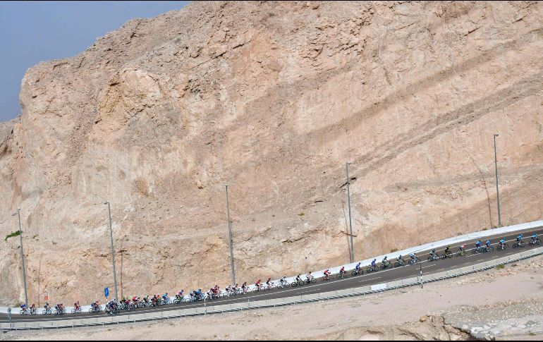 Ciclistas compiten en la quinta etapa del tour de Abu Dhabi, en Emiratos Árabes Unidos. AFP/G. Cacace