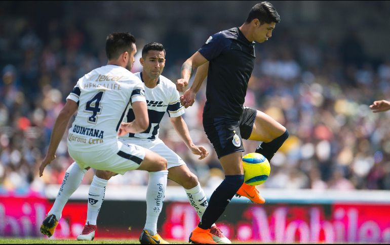El delantero (D) lamenta la falta de contundencia de Chivas. MEXSPORT/O. Aguilar