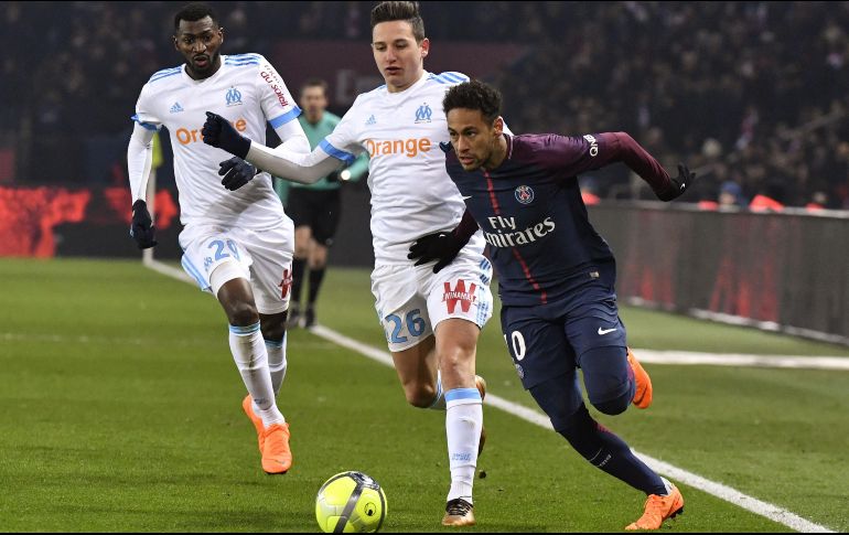 Neymar deja el partido al minuto 78, con visibles muestras de dolor, tras pisar mal y doblarse un tobillo. AFP/G. Julien