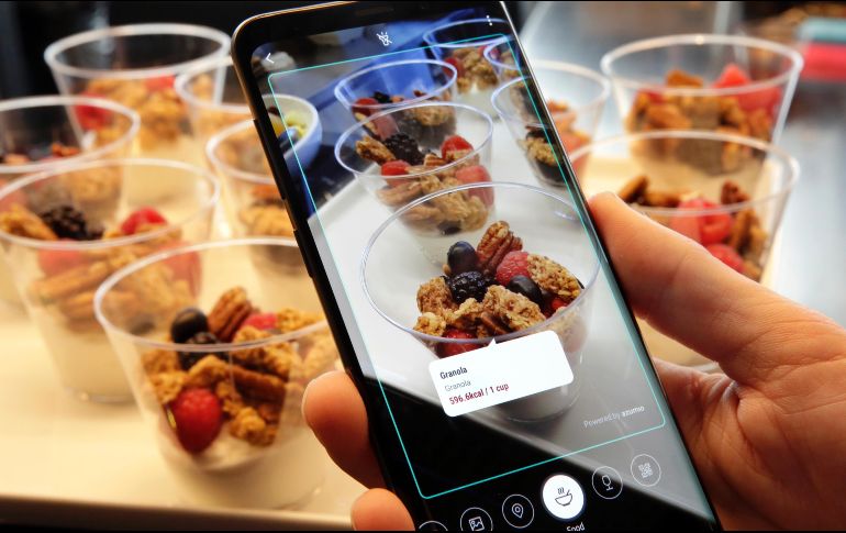 El asistente virtual Bixby permite hacer un seguimiento de la ingesta de calorías a lo largo del día, traducir idiomas, convertir monedas extranjeras en tiempo real y comprar productos vistos en el mundo real y