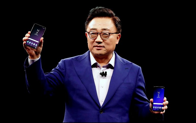 El presidente de Samsung, DJ Koh, muestra los nuevos Galaxy S9 y el S9 Plus (i), durante la presentación mundial en Barcelona, en el marco del Congreso Mundial de Móviles, que mañana comienza. EFE/A. Estévez