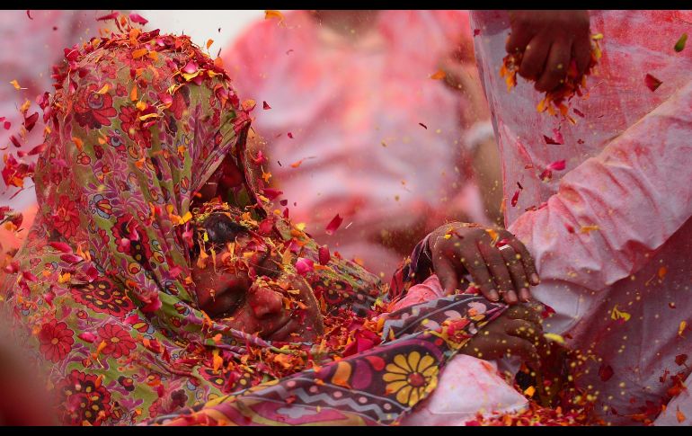 Pétalos y polvos de colores se arrojan en un evento para celebrar el festival hindú de 