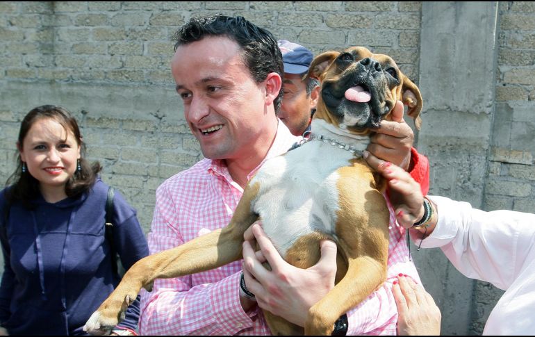 Tras la adopción del canino, Arriola manifestó que la perrita le acompañará en toda la campaña. NTX/ A. Monroy