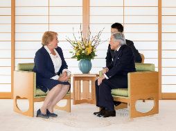 Imagen proporcionada por la Oficina de Prensa del Palacio Imperial que muestra a Michelle Bachelet y Akihito durante su reunión. AFP