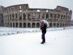 A pesar de las dificultades del tráfico, los romanos y turistas están disfrutando de la inusual nevada y de la belleza de los monumentos de la capital, como el Coliseo. AP/A. Tarantino