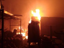 Debido a la distancia entre la bodega y las casas del fraccionamiento no fue necesario hacer evacuaciones preventivas. ESPECIAL/BOMBEROS TLAJOMULCO