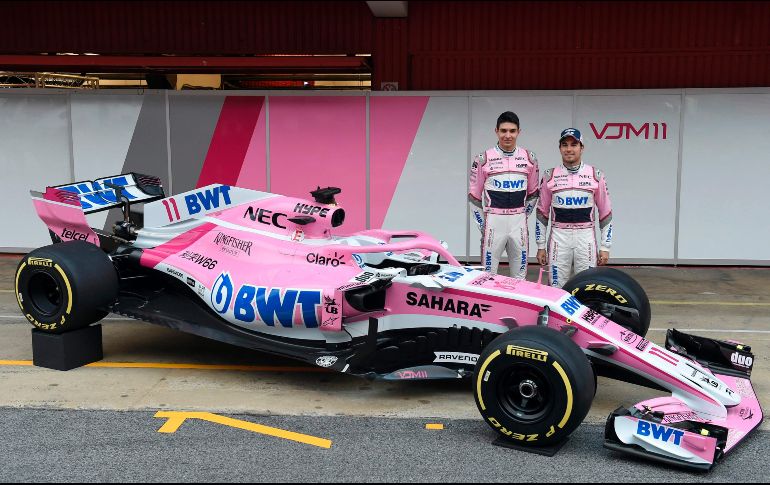 Los pilotos de Force India, el mexicano Sergio Pérez (d) y el francés Esteban Ocon, posan con el nuevo vehículo VJM11 para la temporada de Fórmula 1, en la presentación oficial en Montmeló, España, en el marco del Circuito de Cataluña. AFP/J. Jordan
